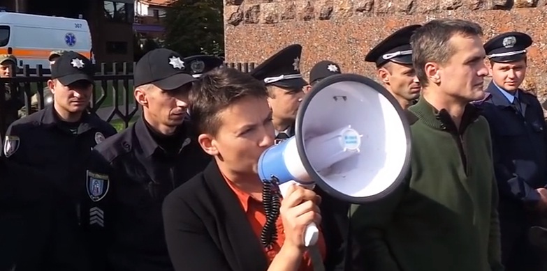 "Ты каким боком к ней, что ты городишь, Надя?" - сторонники Заверухи обсмеяли приехавшую "разрулить" протесты под судом Савченко