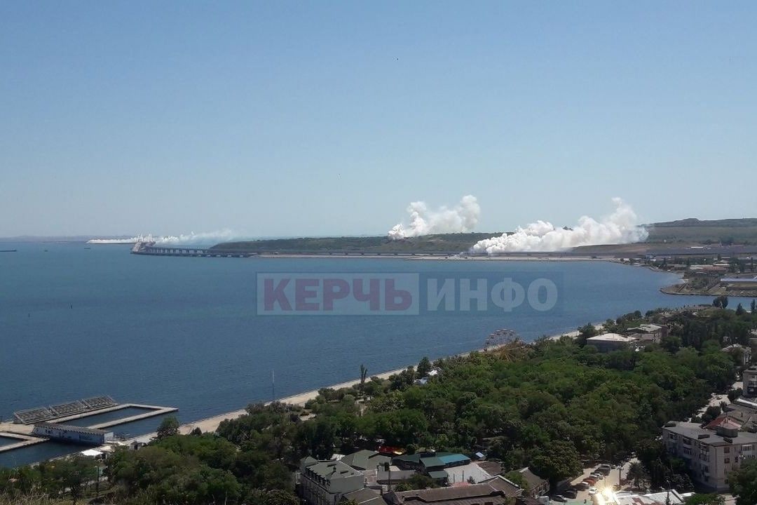 ​Крымский мост внезапно задымился в нескольких местах – оккупанты призывают граждан не паниковать