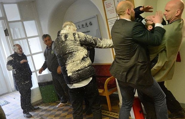 В Швеции мигрант облил пеной из огнетушителя министра юстиции