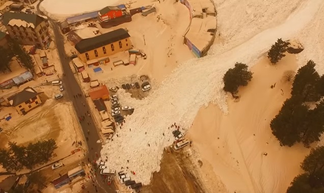 В России снежная лавина "похоронила" под собой часть стоянки: что известно о крупном ЧП в Приэльбрусье - первые кадры