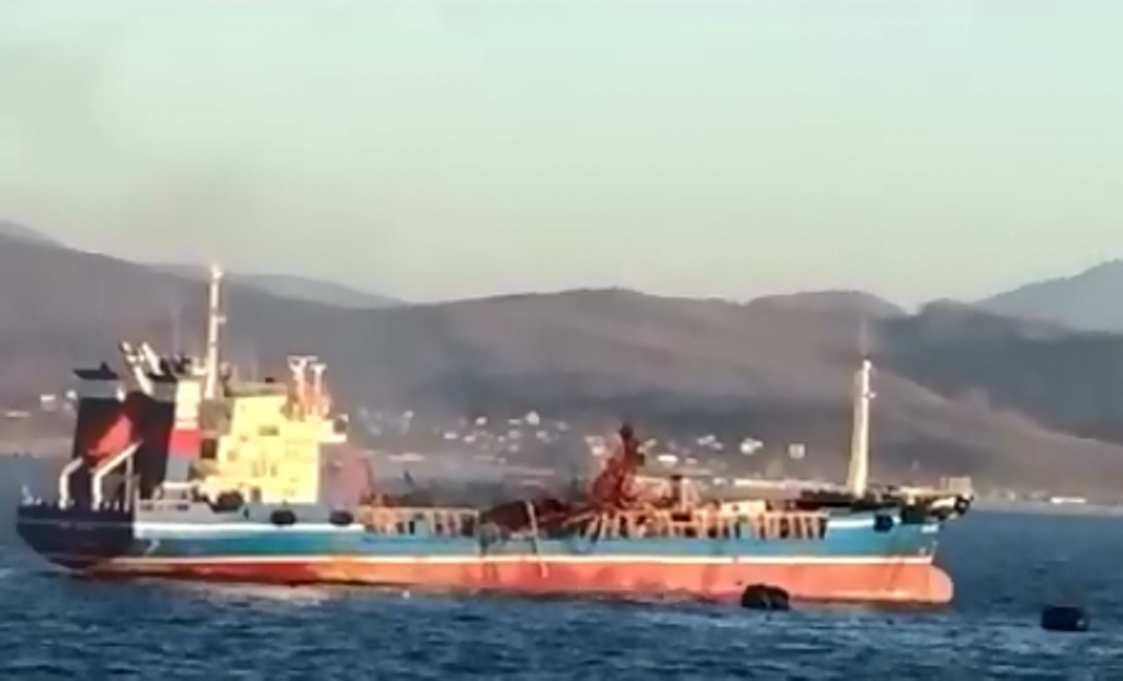 В России взорвался танкер "Залив Америки", есть погибшие: первые фото и видео катастрофы