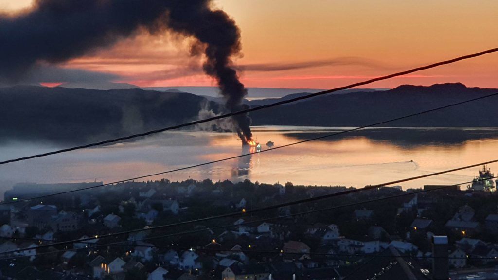 В Норвегии во время пожара на российском траулере Tamango прогремели взрывы – город заволокло едким дымом