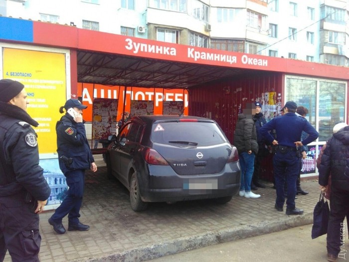 Иномарка в Одессе врезалась в остановку: в Сети опубликованы первые фото с места жуткого ДТП, есть информация о пострадавших