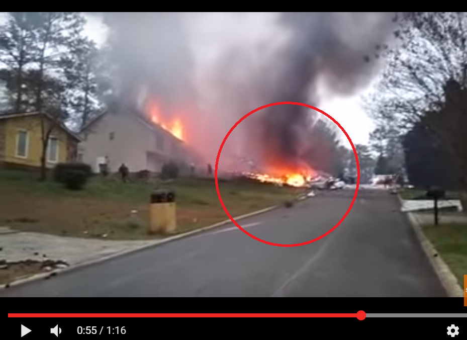 В США пассажирский самолет упал на жилой дом и спровоцировал крупный пожар: очевидцы опубликовали видео и сообщили о погибших