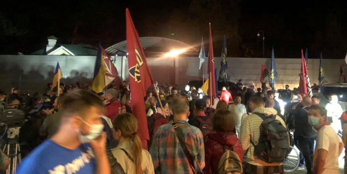 "Нет капитуляции!" - патриоты приехали под дачу Зеленского в Конче-Заспе