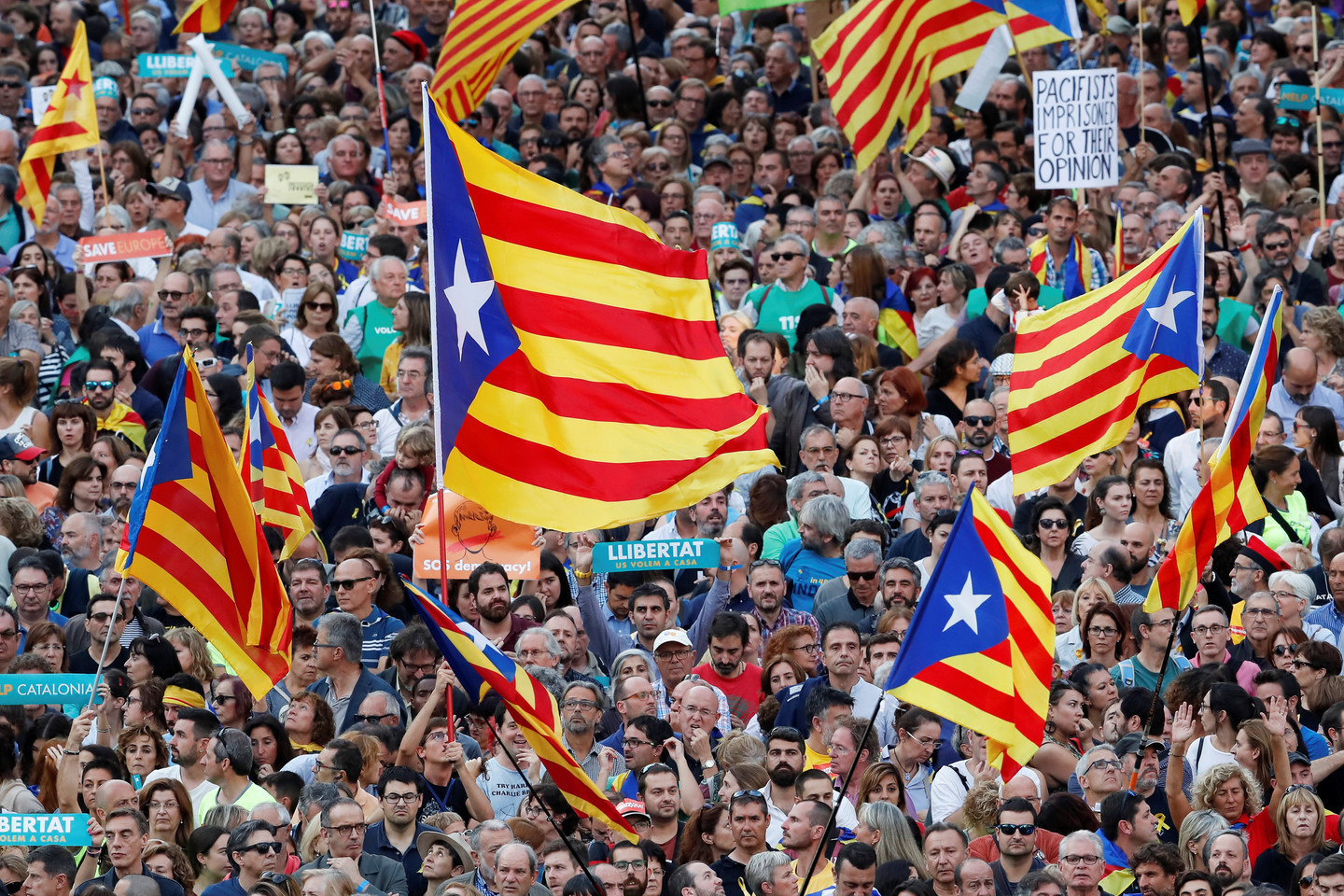 Каталонский парламент принял резолюцию об отделении от Испании - стало известно, что предпримут в Мадриде для сохранения целостности страны