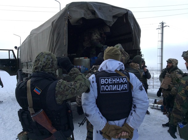 В Минобороны показали, как сепаратисты обыскивают "киборгов" перед ротацией в аэропорту Донецка