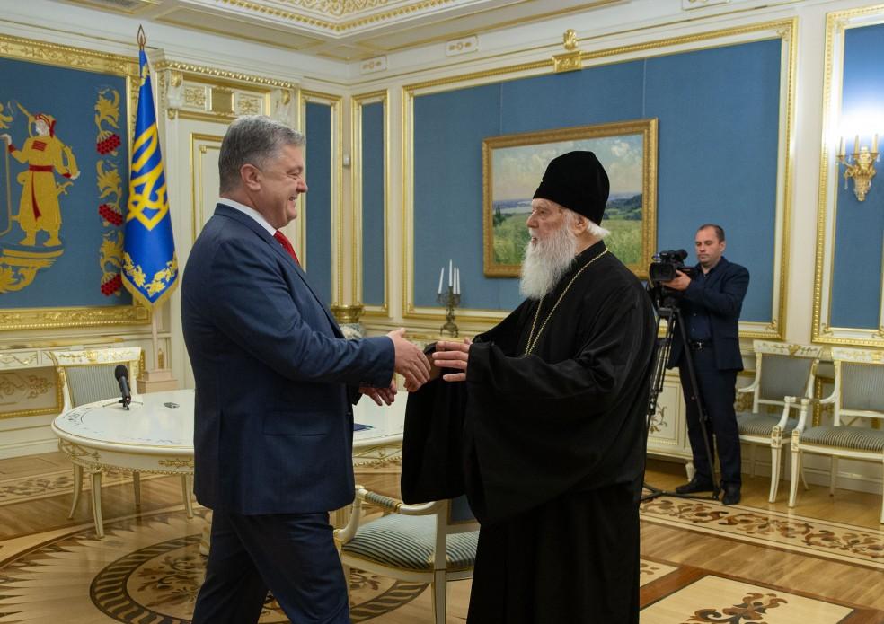 Патриарх Филарет провел встречу с президентом Украины Петром Порошенко : "Все поздравляют, но это только начало" - кадры