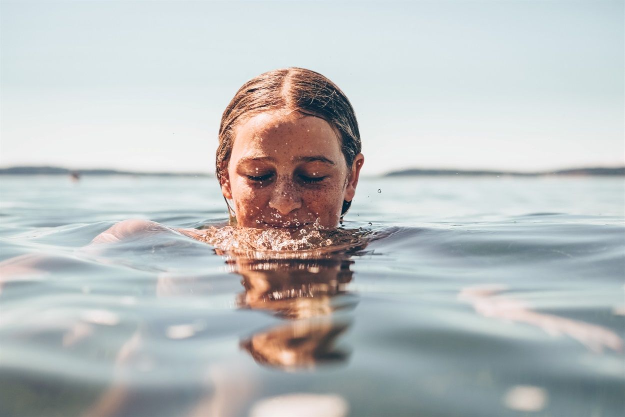 ​Медики не рекомендуют: почему нельзя пить морскую воду при жажде