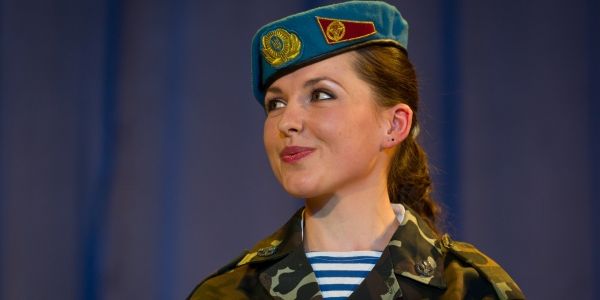 Гордость Украины: Порошенко сообщил о 10 тыс. женщин, которые служат в воинских частях боевого состава наравне с мужчинами