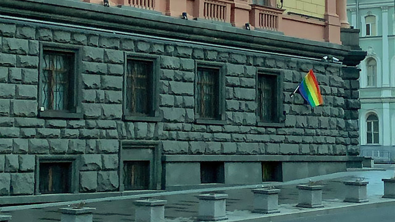 В день рождения Путина на Администрации президента появился флаг ЛГБТ