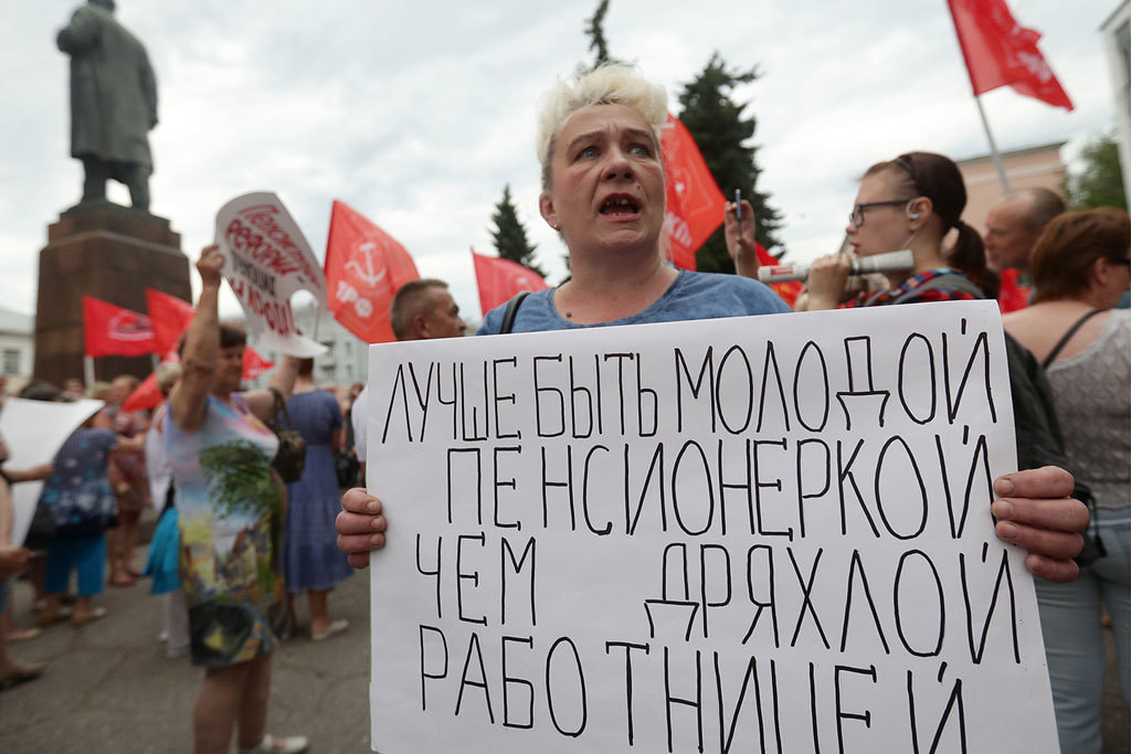 Россию захлестнули митинги: россияне требуют отмены пенсионной реформы, рейтинг Путина катится вниз - кадры