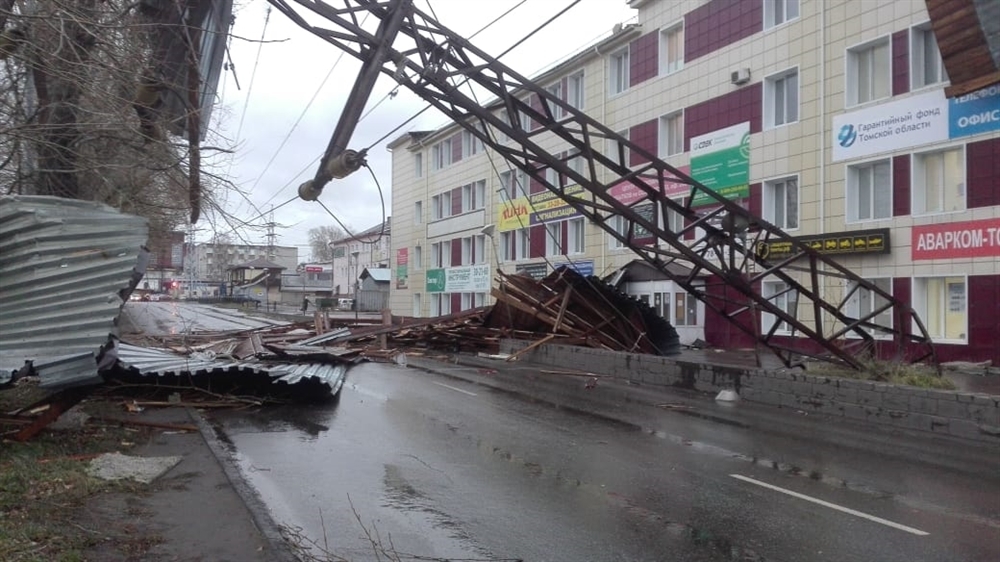 Небывалый ураган в России разгромил половину города: дома без крыш, сотни поваленных деревьев и остановок - фото