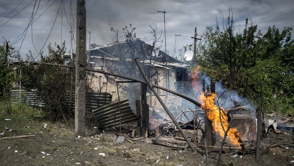 В Луганске ночь проходит под звуки взрывов и автоматных очередей