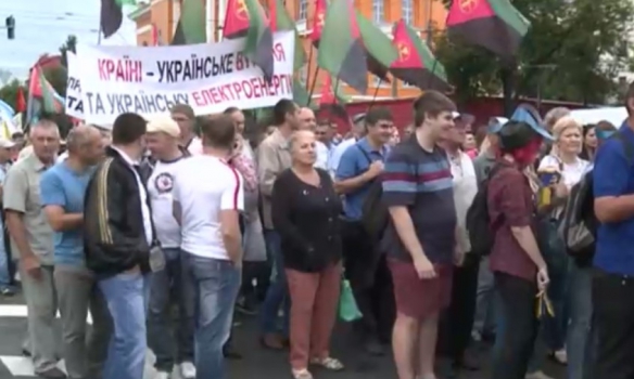 В Киеве тысячи людей идут к Кабмину, протестуя против повышения тарифов на коммуналку