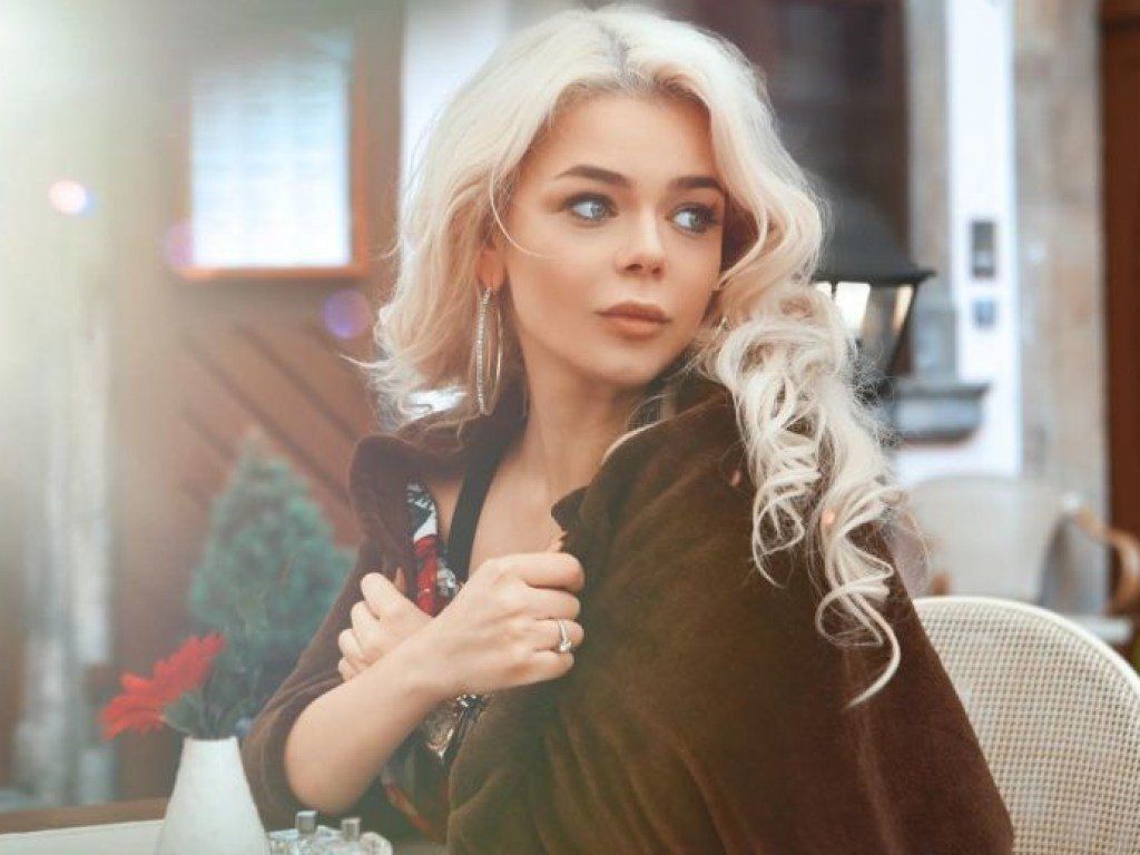 Алина Гросу в одном розовом корсете покорила мужские сердца 