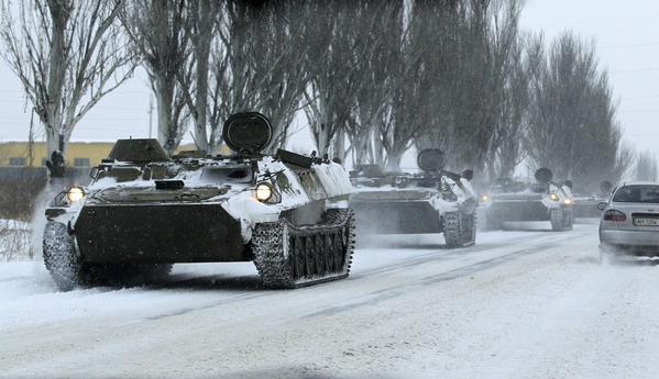 В Краснодоне внутреннее побоище: база "ополченцев" окружена танками и БТРами других незаконных формирований, в заложниках россияне