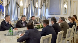 Порошенко призвал Нацраду разработать программу специального информационного вещания для Донбасса
