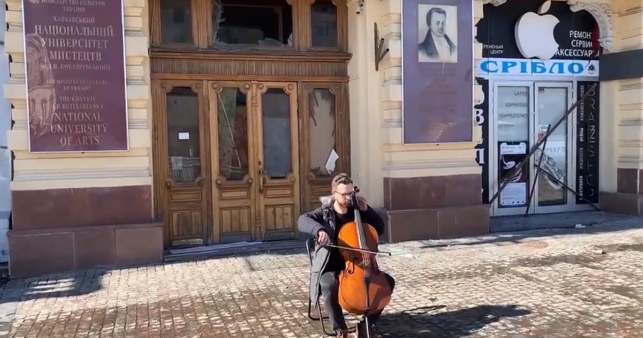 "На вулицях Харкова", - украинский музыкант нашел способ поддержать жителей разрушенного города 