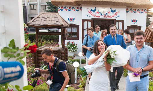 Саакашвили стал свидетелем первой ночной свадьбы в Украине, которую сыграли одесситы Виталий и Ольга