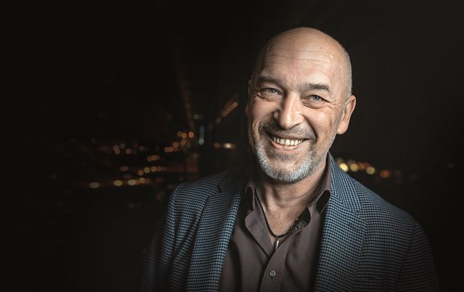 Вы думаете, после всего этого финансового стриптиза, когда стала известна цена нашим политикам, что-то изменится? Дайте тем, кто стоял за гречку Довгого, открытки с его декларацией! - Тука