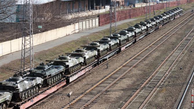 Россия продолжает отправлять в Донбасс военную технику