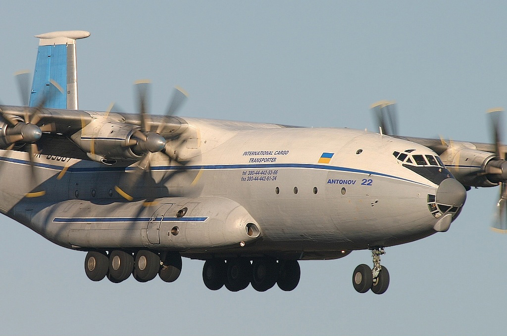 ​В ГП "Антонов" восстановили легендарный самолет Ан-22 "Антей": уникальные кадры полета "громозеки"