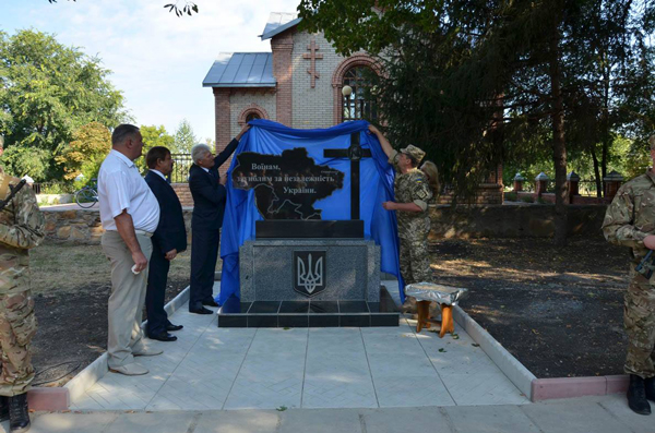 В Старобельске открыли памятник воинам, которые погибли за независимость Украины