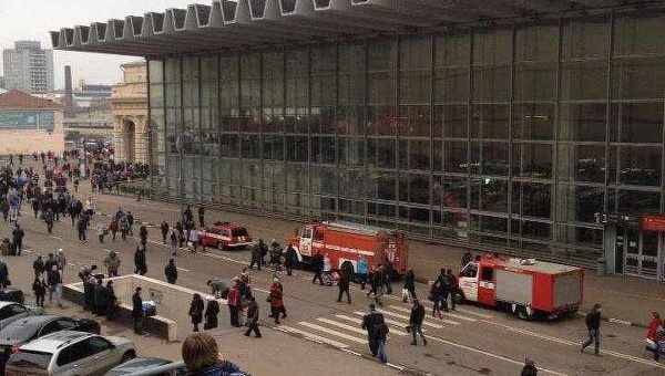 Переполох на Курском вокзале Москвы: пассажиров экстренно эвакуируют из-за опасного предмета на путях - кадры с места ЧП