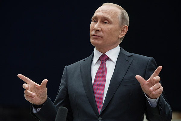 Режиссер войны на Донбассе Владимир Путин заявил, что его "устраивает" полное выполнение Минских договоренностей