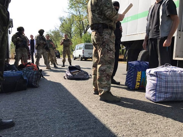 Кадры: пророссийские террористы "ДНР" передали Украине 19 заключенных