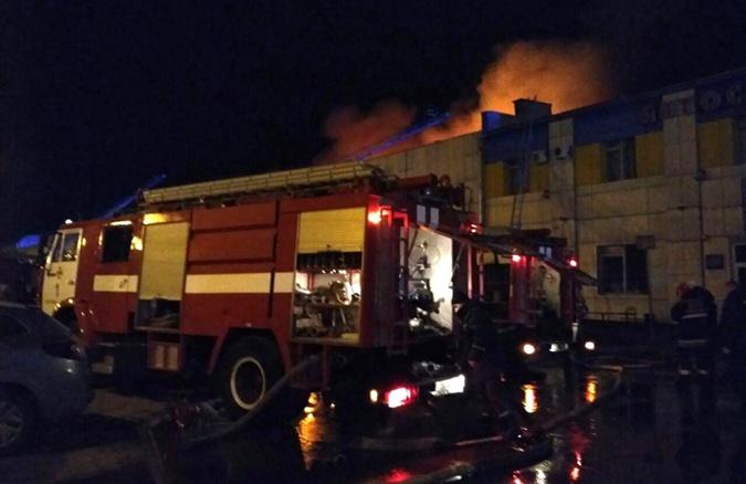 ЧП в Полтаве: крупное здание, магазины и крытый рынок охватил огонь – кадры