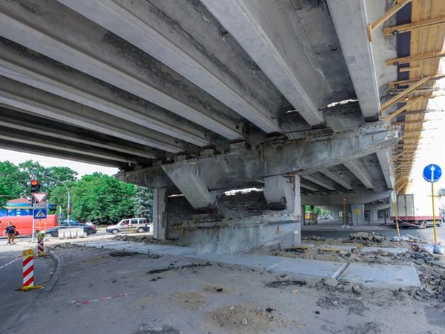 В Киеве новый мост за 200 млн гривен "трещит по швам" – фотофакт