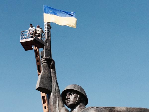 Над памятником воину-освободителю в Харькове установлен флаг Украины