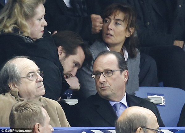 В сети опубликовали фото реакции Олланда на теракт в Париже