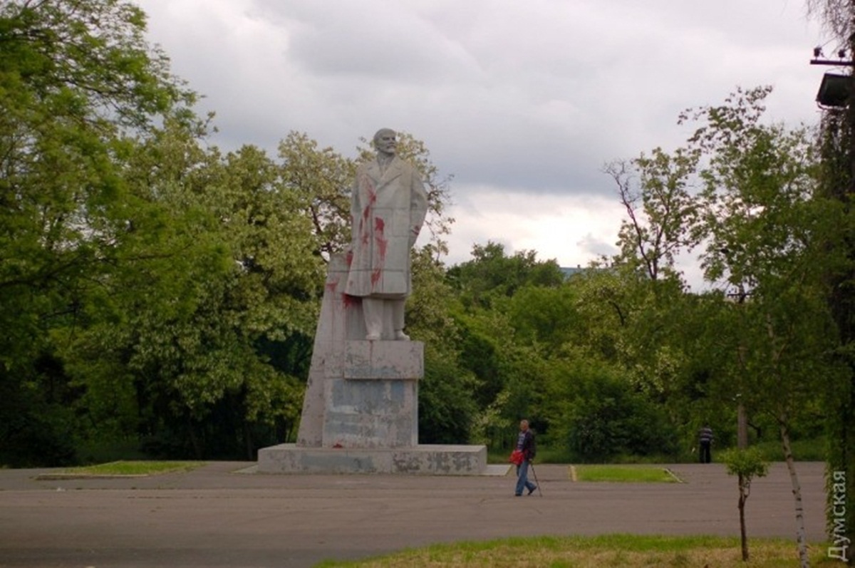 ​Крупный демонтаж в Одессе: со второй попытки снесли 10-метровый памятник Ленину