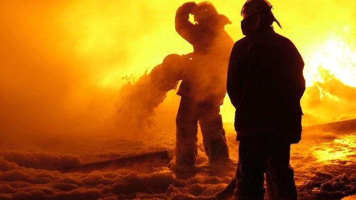 В Москве крупный пожар на территории Института легких сплавов: слышны взрывы