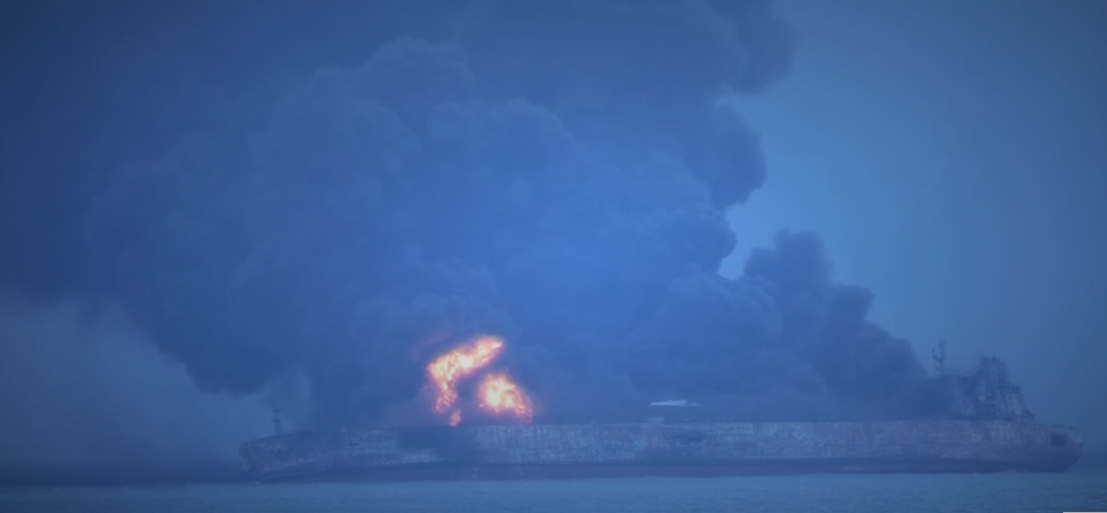 У берегов Китая горит судно с иранской нефтью: 32 члена экипажа пропали без вести - кадры