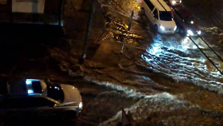 Первая жертва стихийной катастрофы в Ростове: колоссальные потоки дождевой воды смыли девушку под машину 