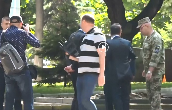 СМИ: Зеленский отказался здороваться и ударил Полторака - инцидент попал на видео