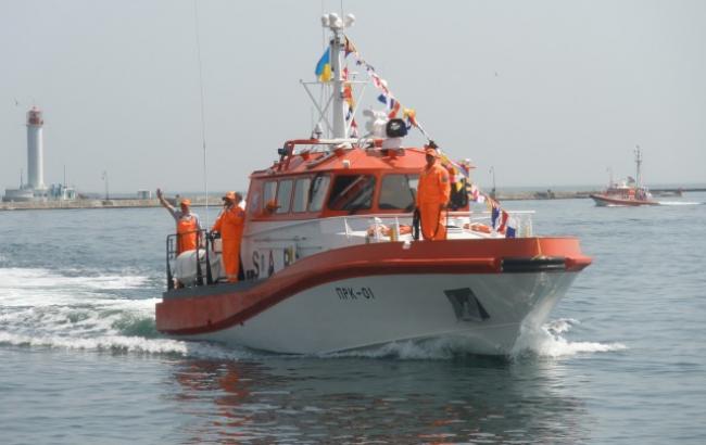 ​Врагу не сдается наш гордый катер: украинское спасательное судно утерло нос российскому кораблю в акватории Черного моря. Опубликовано видео