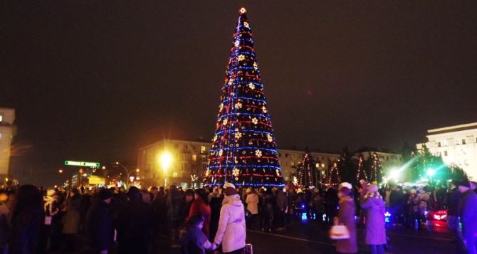 В Луганске готовятся к открытию главной елки города