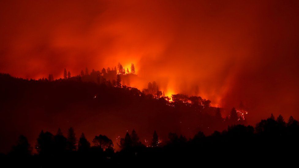 США "в огне": пожар в Калифорнии уничтожает целые городки  - видео