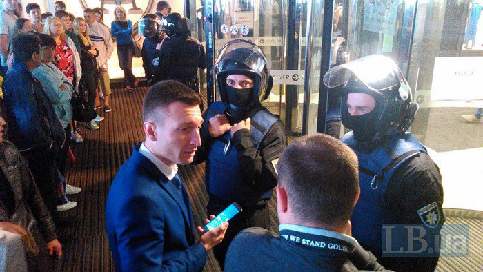 Громкий обыск в офисе медиахолдинга "Вести": в Сети опубликованы фотографии вооруженных силовиков и техники с места событий в Киеве