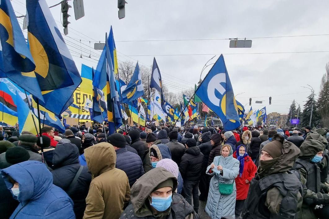 ​В Киеве тысяча сторонников Порошенко пришла к суду, люди скандируют: "Стране нужен Порох"