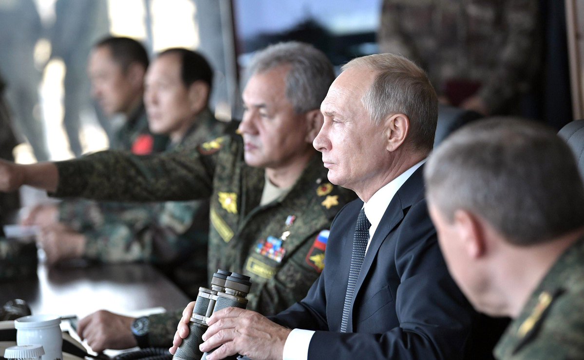 "Восток-2018": Путин цинично назвал "миролюбивой" воюющую Россию, наблюдая за тем, как солдаты РФ учатся убивать 
