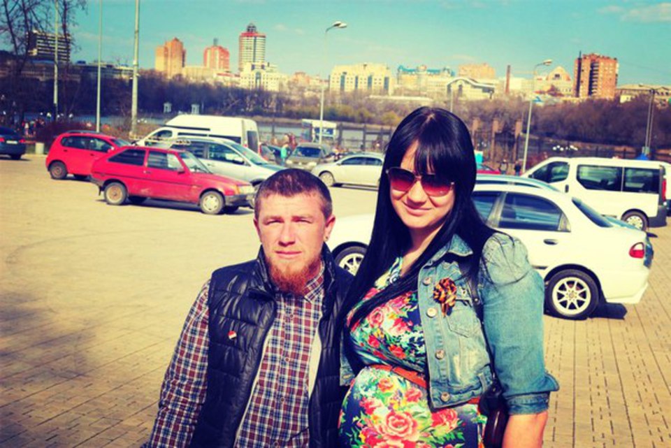 Боевик Моторола вывез беременную жену и дочь в село под Ростовом. Фото