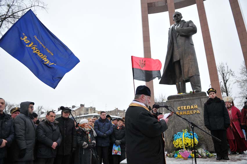 Львовские националисты прошли маршем в честь дня рождения Бандеры