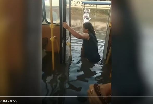 Ливень устроил катастрофический потоп в России: люди выходят из маршруток и переплывают затопленные улицы