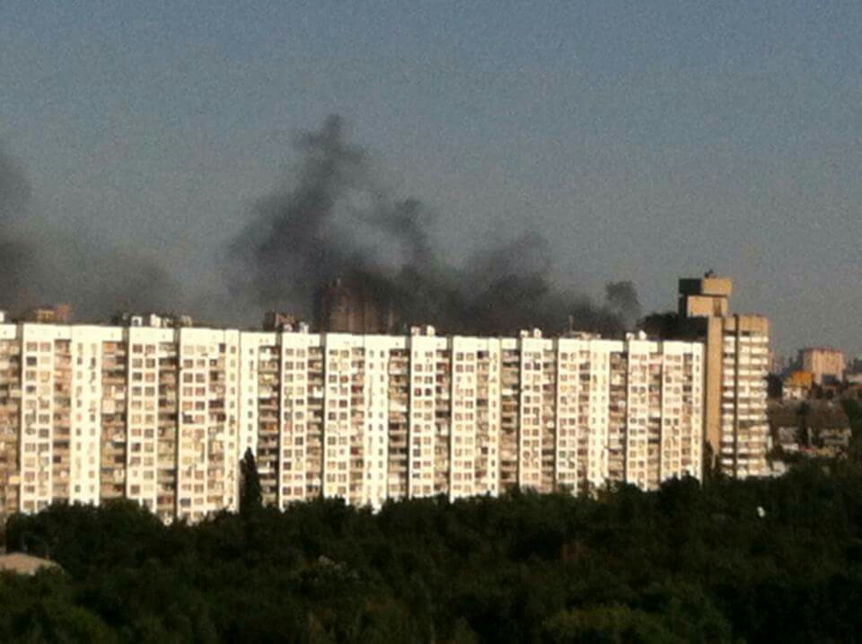 Очередной пожар в Киеве: горит жилой дом
